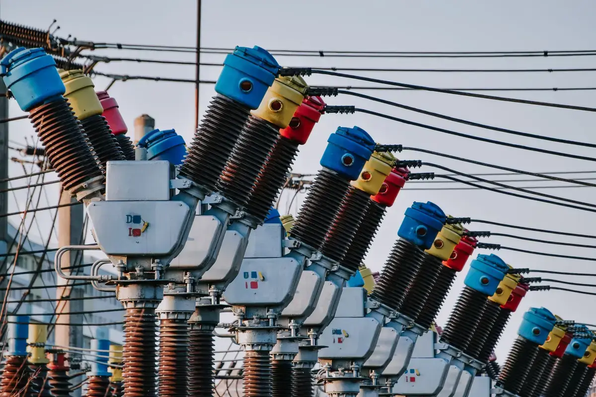 高壓輸電線路與變電所設備，呈現電網骨幹情境