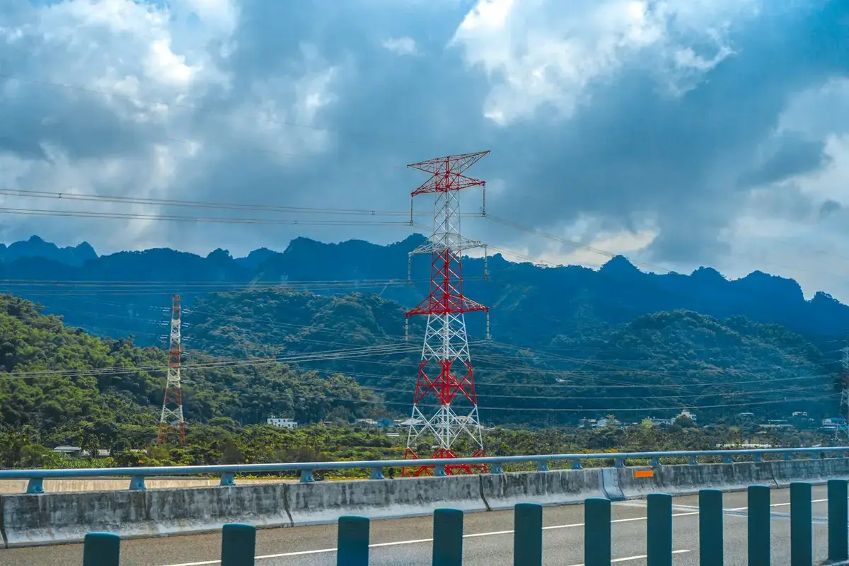 高壓輸電鐵塔與電力線路，象徵台灣161kV輸電骨幹（示意圖）