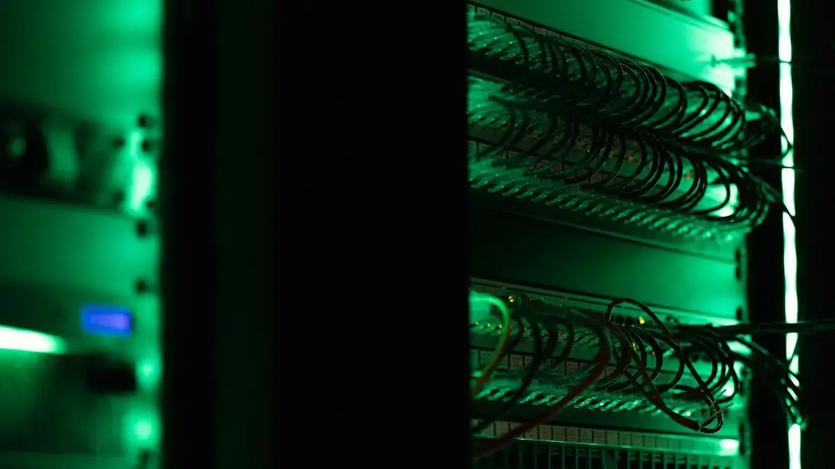一位分析師在辦公室裡對照兩台螢幕,左邊顯示同一項工作流程順利完成,右邊顯示同一流程這次走向不同的決策分支並出現提示標記
