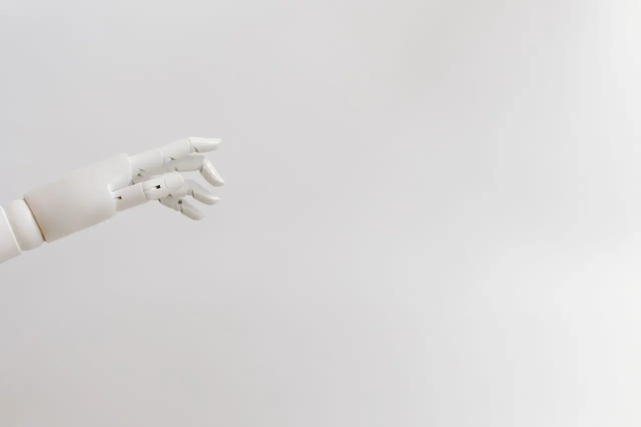 手持平板顯示醫療 AI 查詢介面，突顯資訊可信度判斷的核心挑戰
