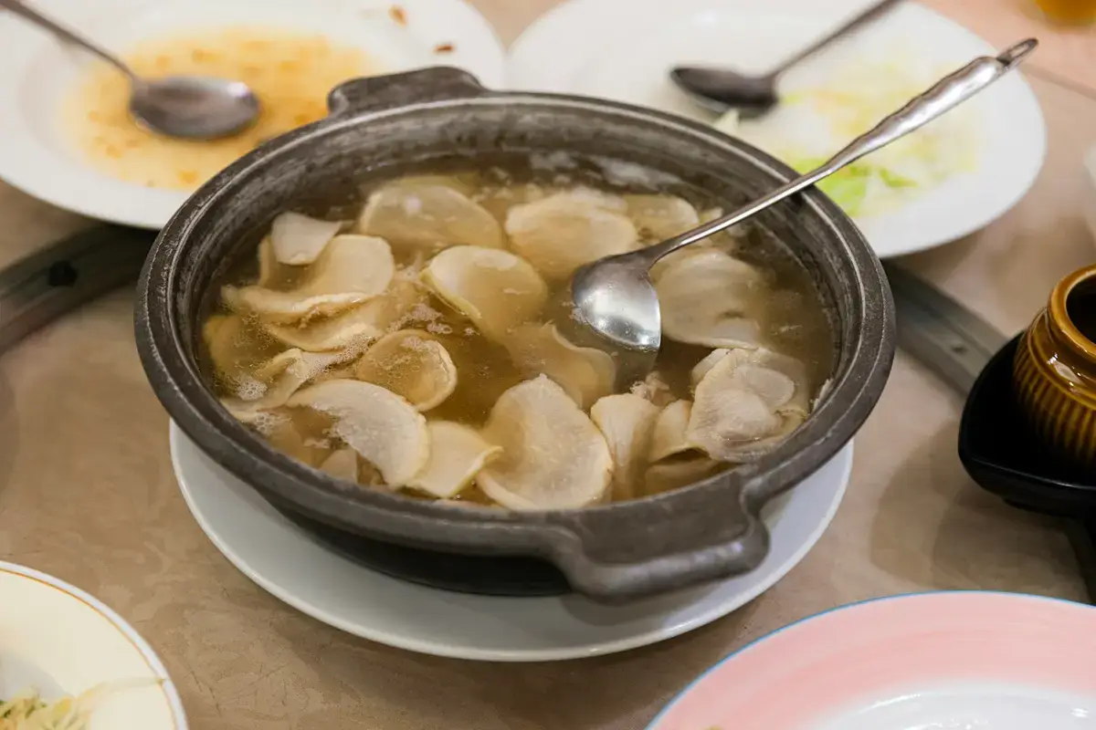 餐桌上冒著熱氣的湯鍋示意畫面