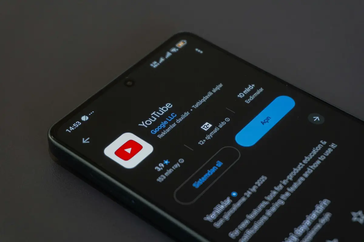 智慧型手機顯示應用程式頁面，象徵 Android App 安裝與開發者身分驗證