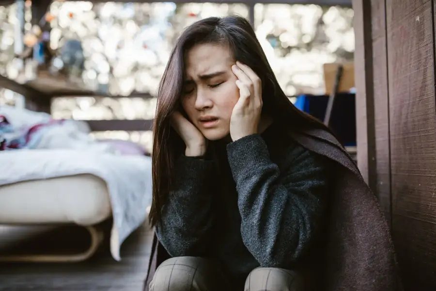 女性手捂頸部，橙紅色熱感疊圖呈現頸部疼痛部位，黑白基調