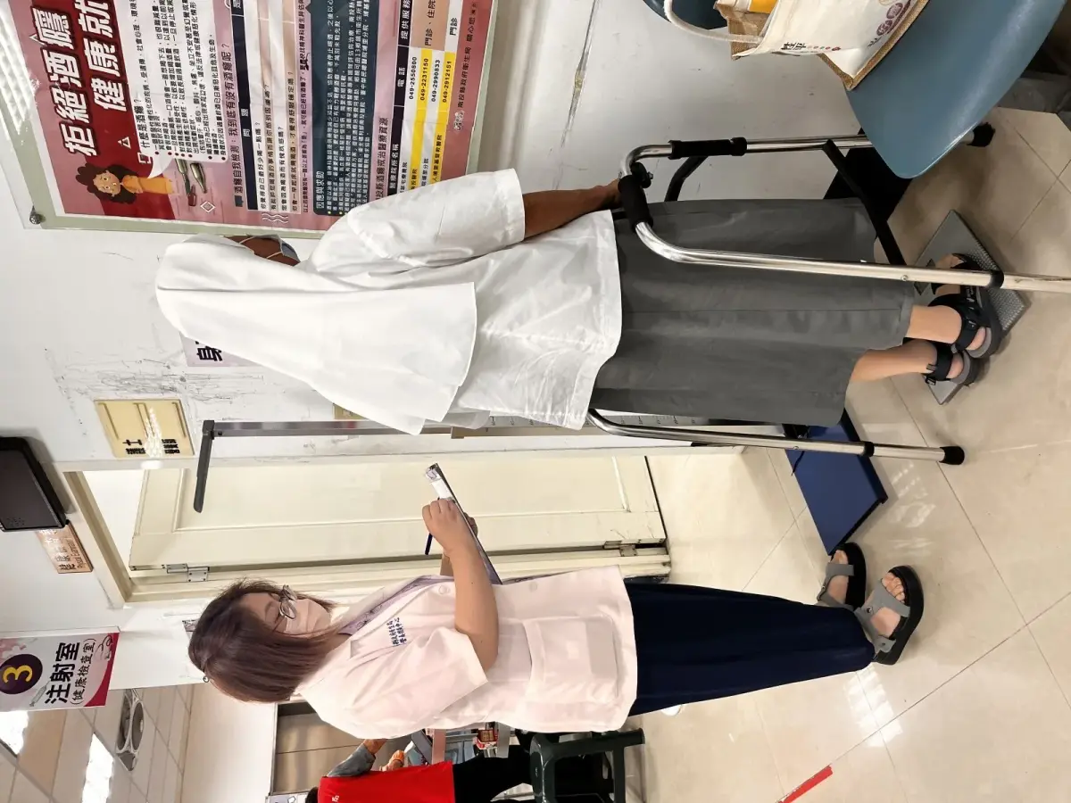 資訊圖：早餐、午餐、晚餐三餐各分配25至30公克優質蛋白質的示意圖