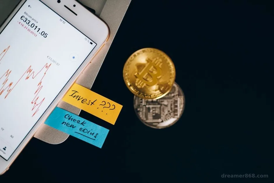 金價走勢圖與黃金實體在分析師桌面上並置，畫面中可見一段上揚與一段下滑的趨勢線