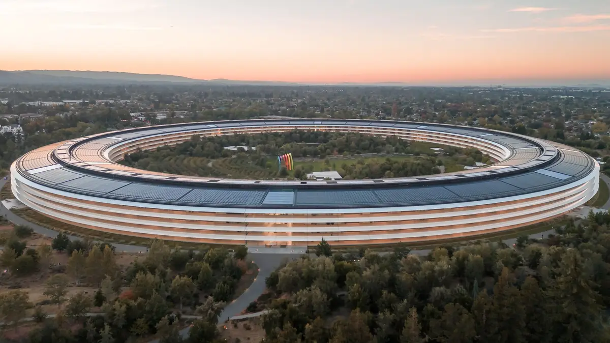 Pemandangan udara gedung utama Apple Park yang berbentuk cincin (ilustrasi)