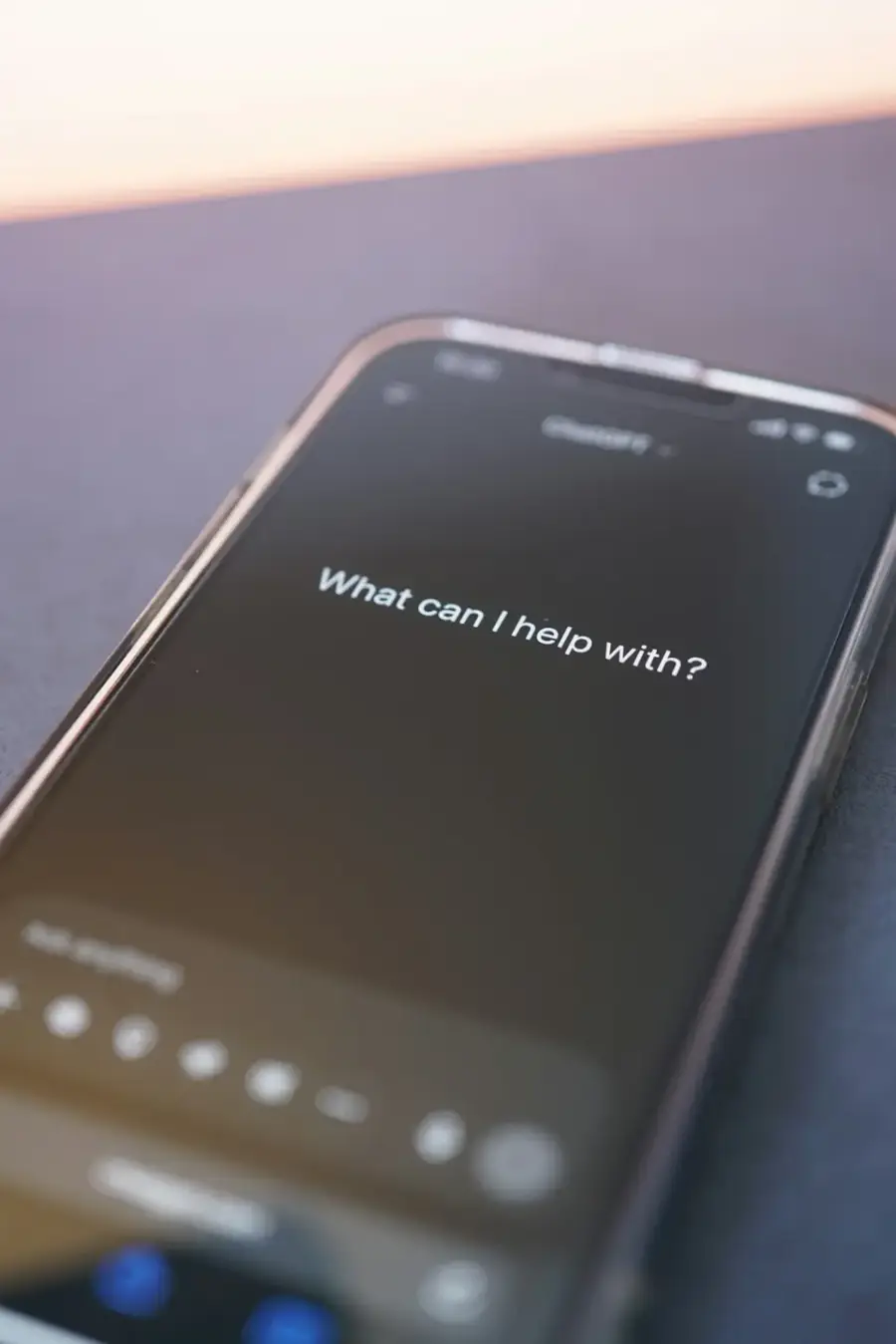 示意圖：手機上發光的 AI 語音助理介面