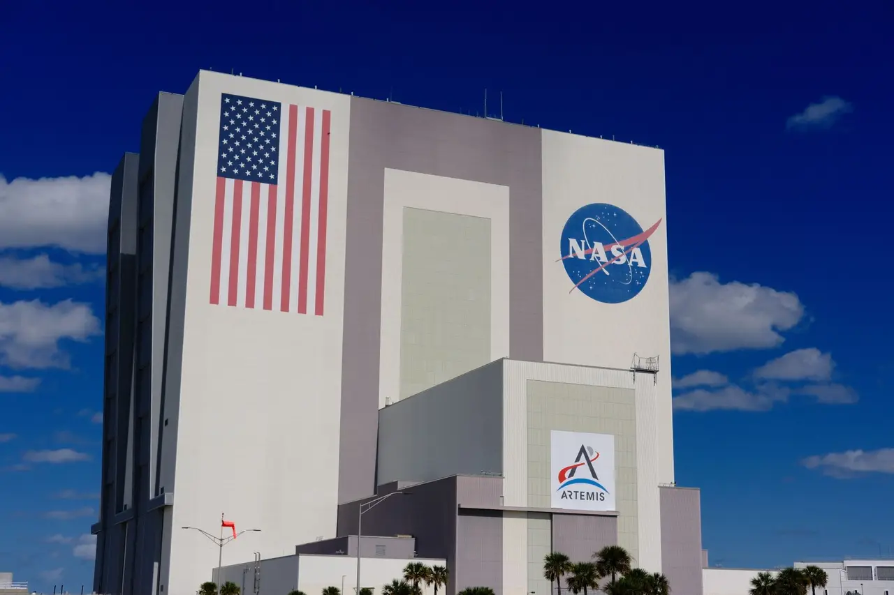 阿提米絲任務期間從獵戶座太空船窗口拍攝的月球地表
