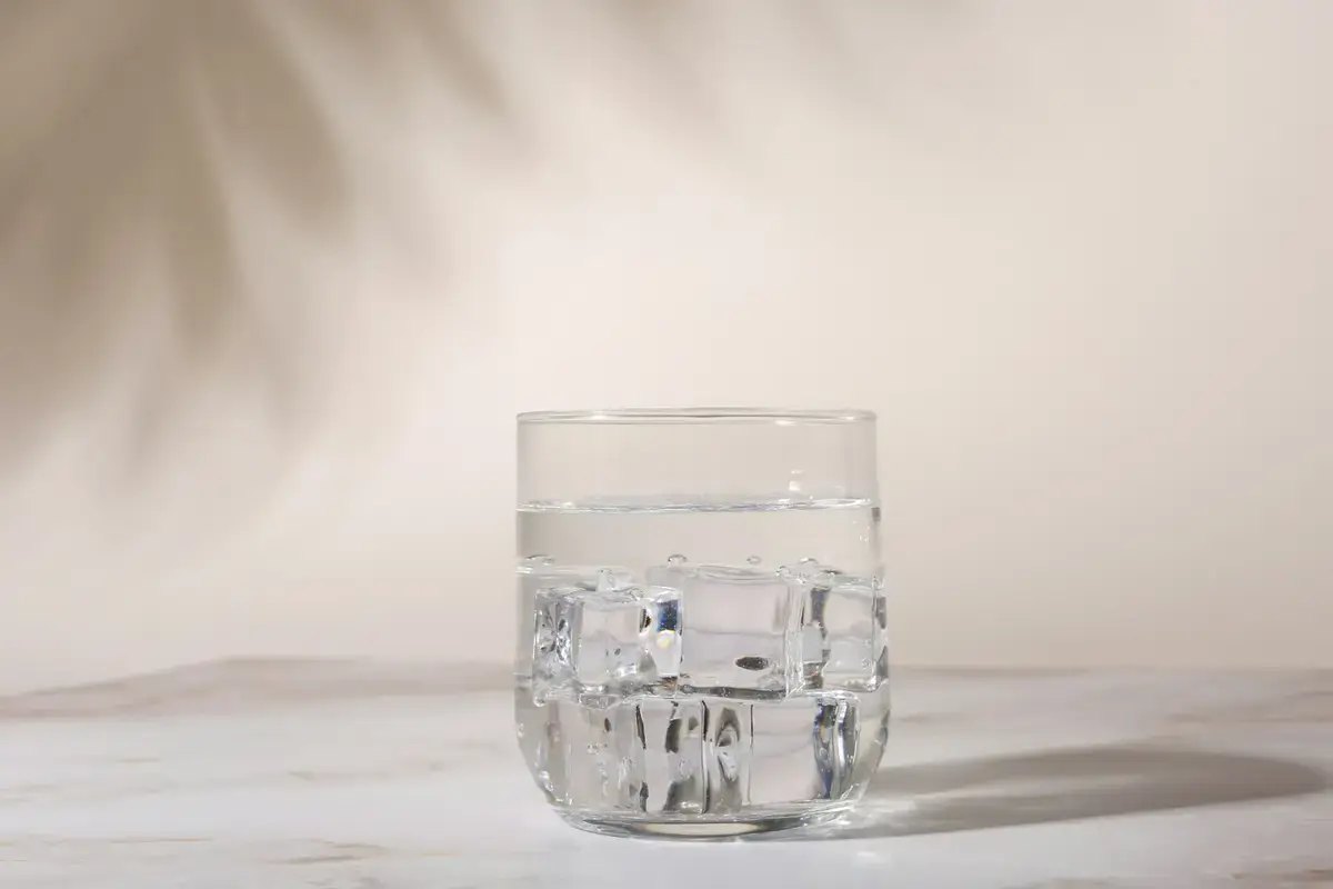 秋季居家保濕與補水用品放在桌上的示意畫面