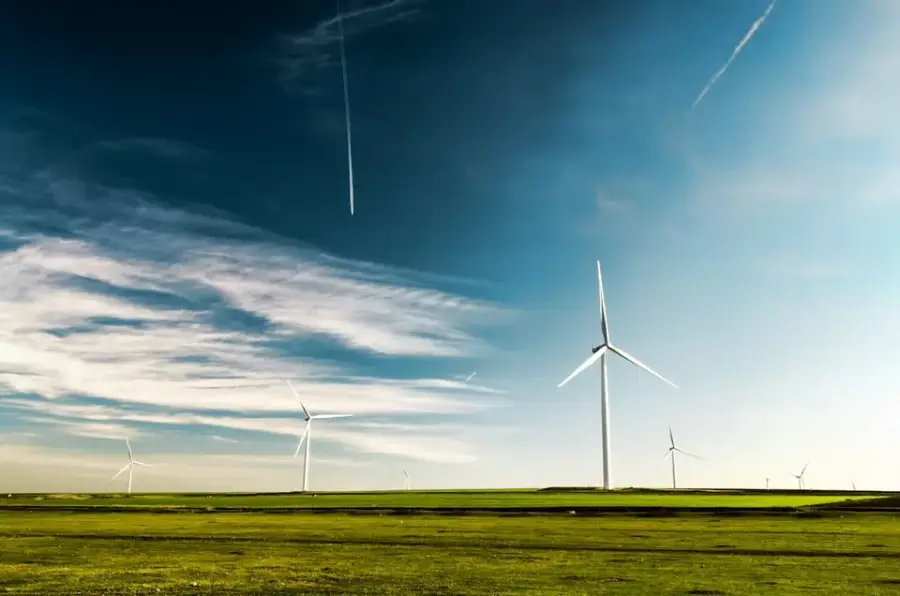 風力發電機組與天空，象徵能源轉型與全球氣候治理議題