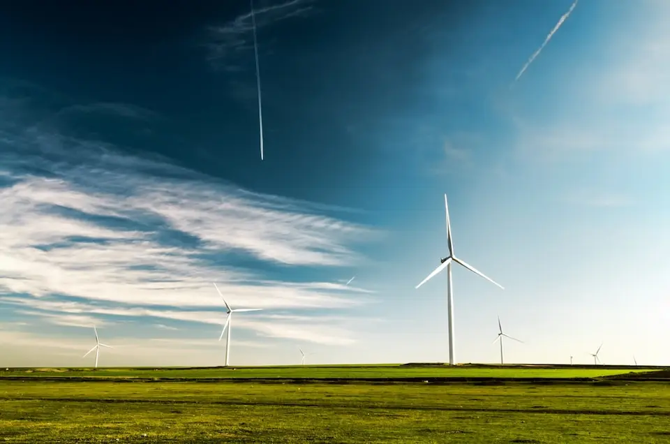 風力發電機組與天空，象徵能源轉型與全球氣候治理議題