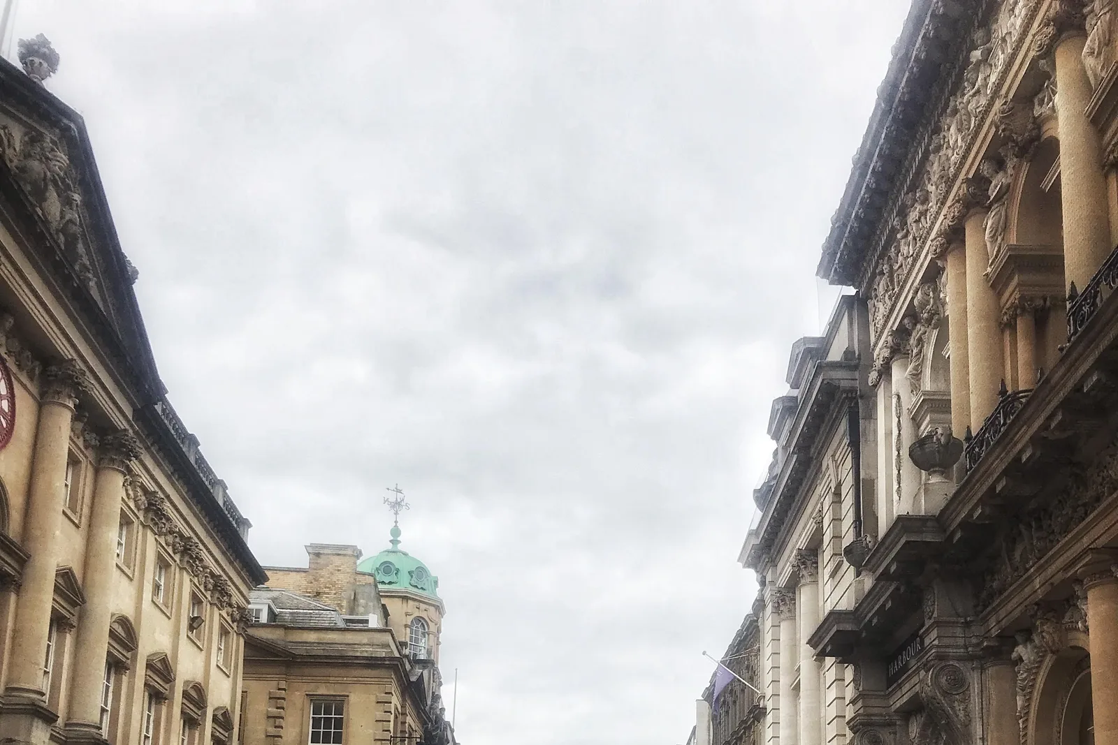 Bristol 街道兩旁的石造建築與行人