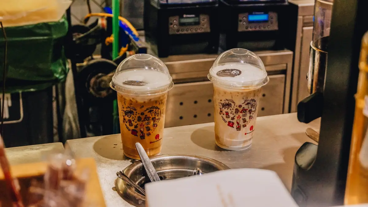 飲料店櫃檯上擺放珍珠奶茶，呈現台灣日常手搖飲場景