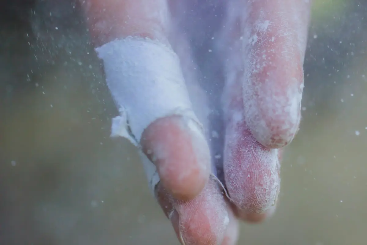 水龍頭流動的冷水沖洗手部燙傷處
