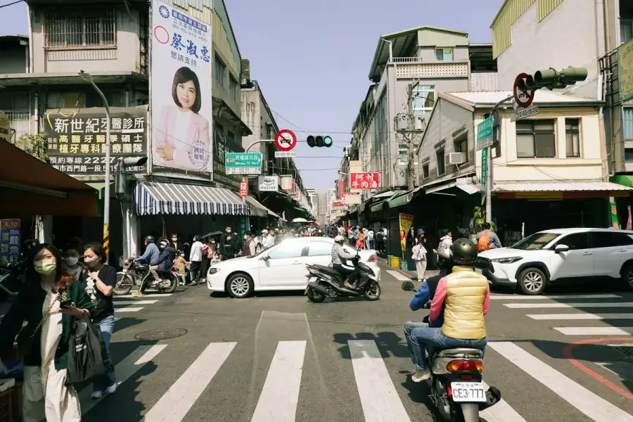 台灣市區道路上車輛往來的寬幅街景