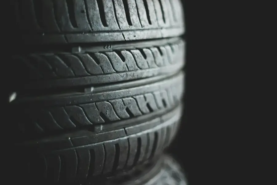 汽車輪胎胎紋特寫，磨耗程度接近安全指標線