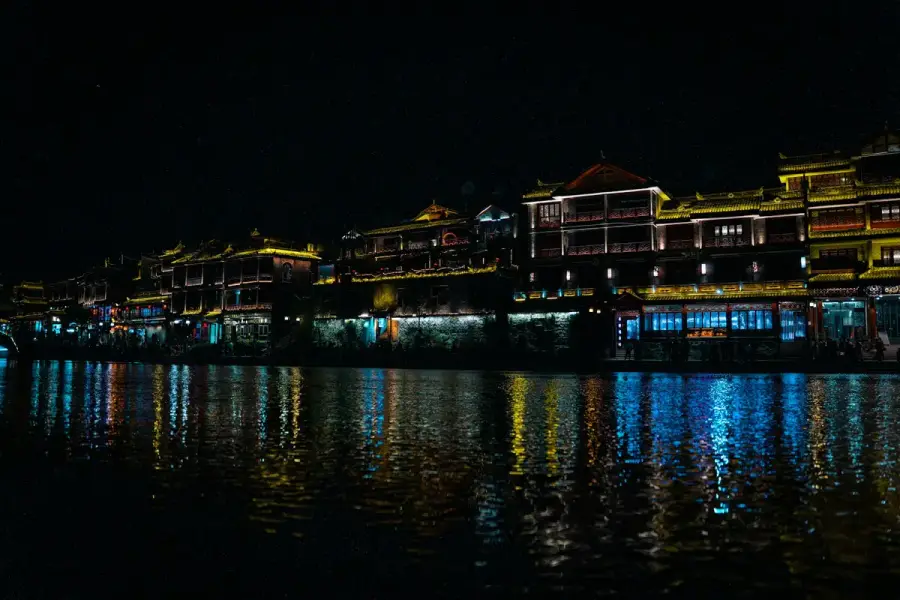 福建客家古城街道與河岸夜景（示意圖）