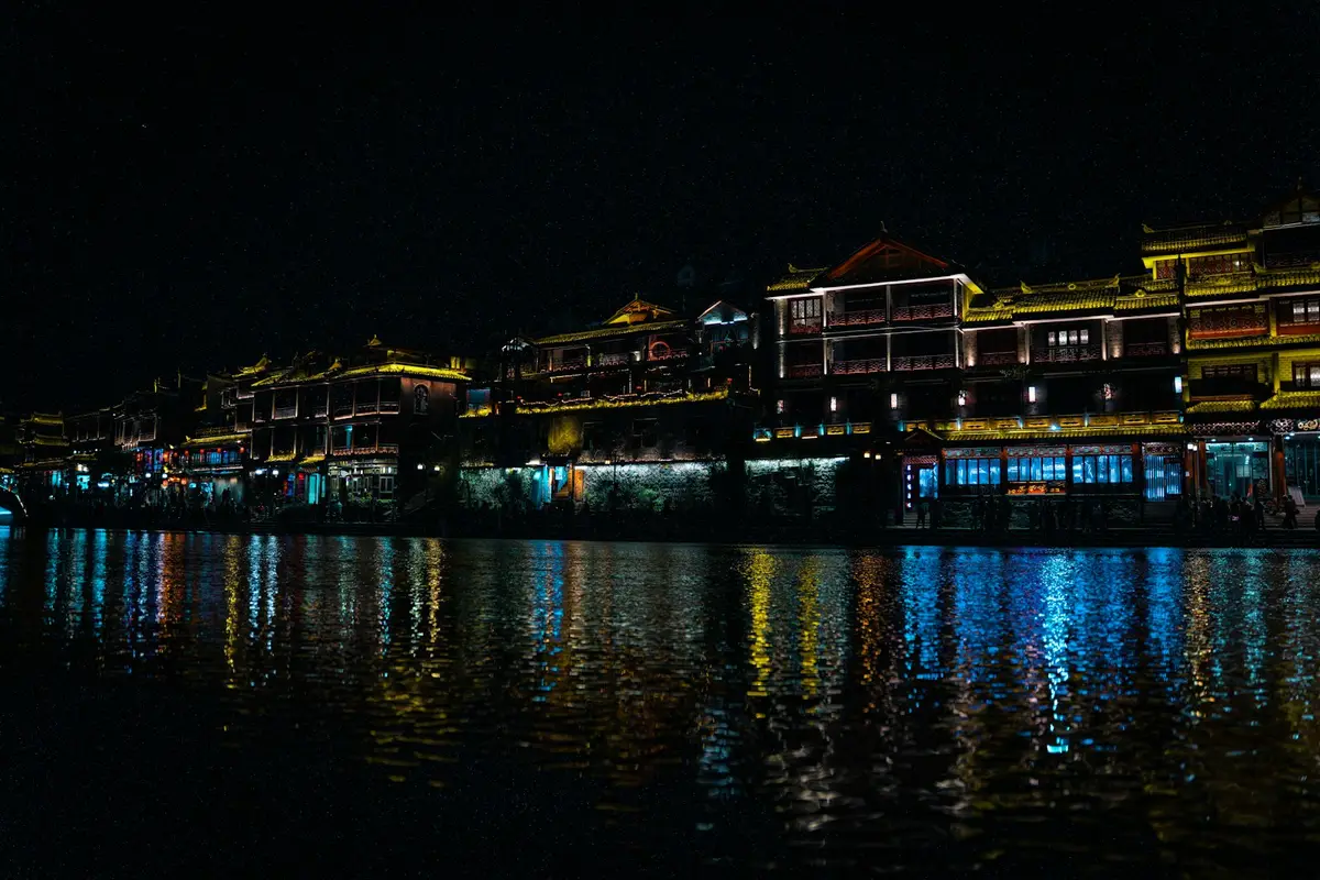 福建客家古城街道與河岸夜景（示意圖）