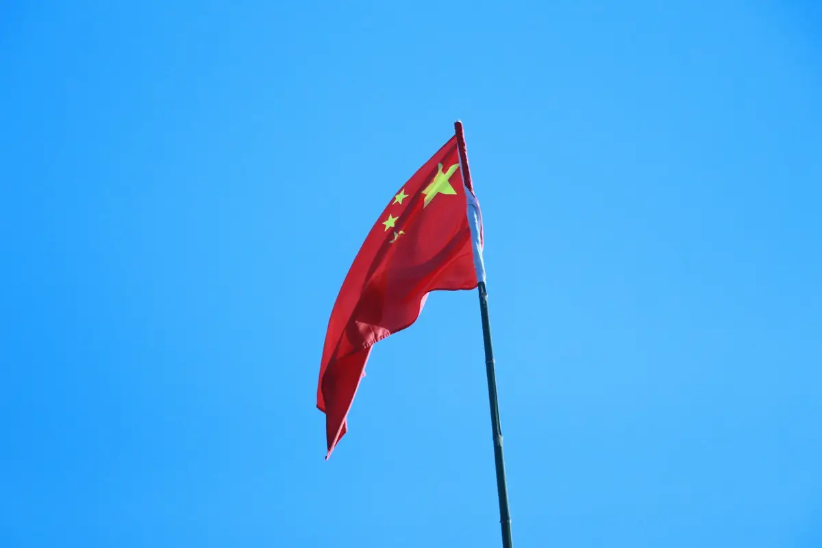 紅色旗幟迎風飄揚的示意畫面
