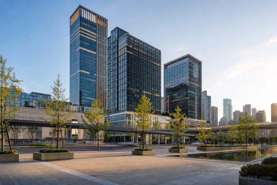 中國都會區的辦公大樓與商場外觀，代表受土地年期影響的非住宅不動產