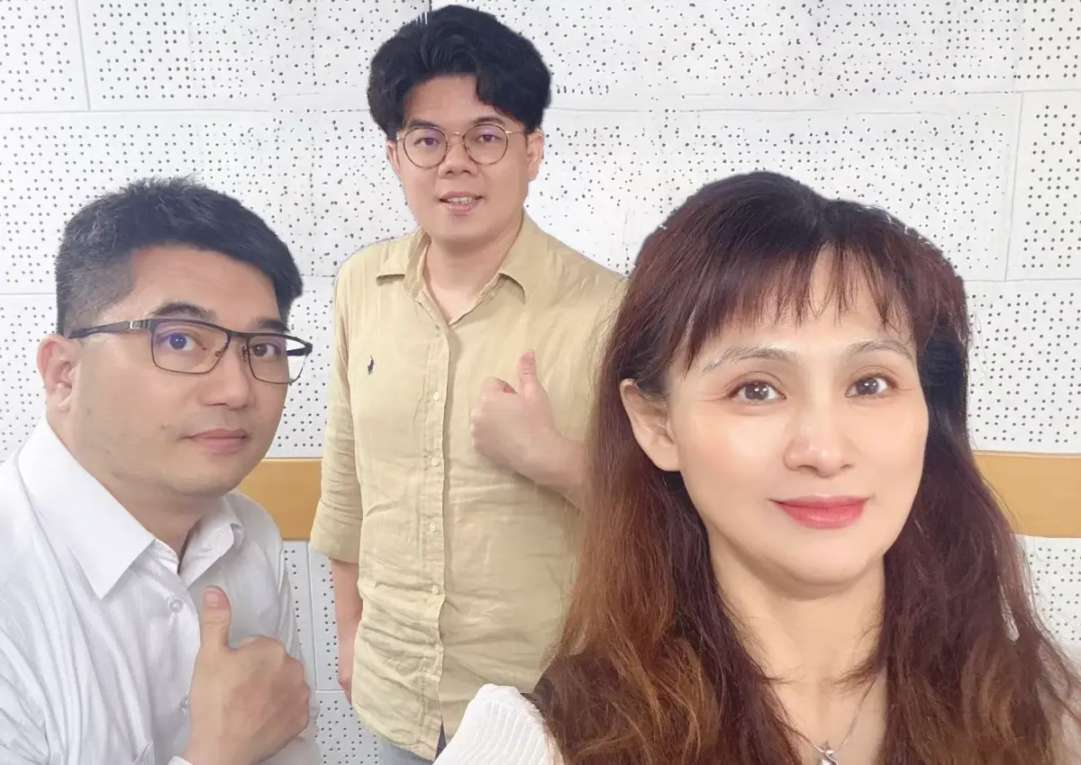 三人在錄音室合影，Simon、心怡與師大國文系副教授曾暐傑
