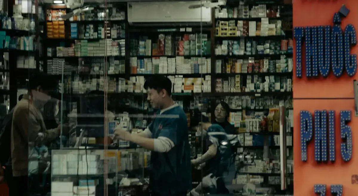 藥局櫃台後方陳列藥品架的場景