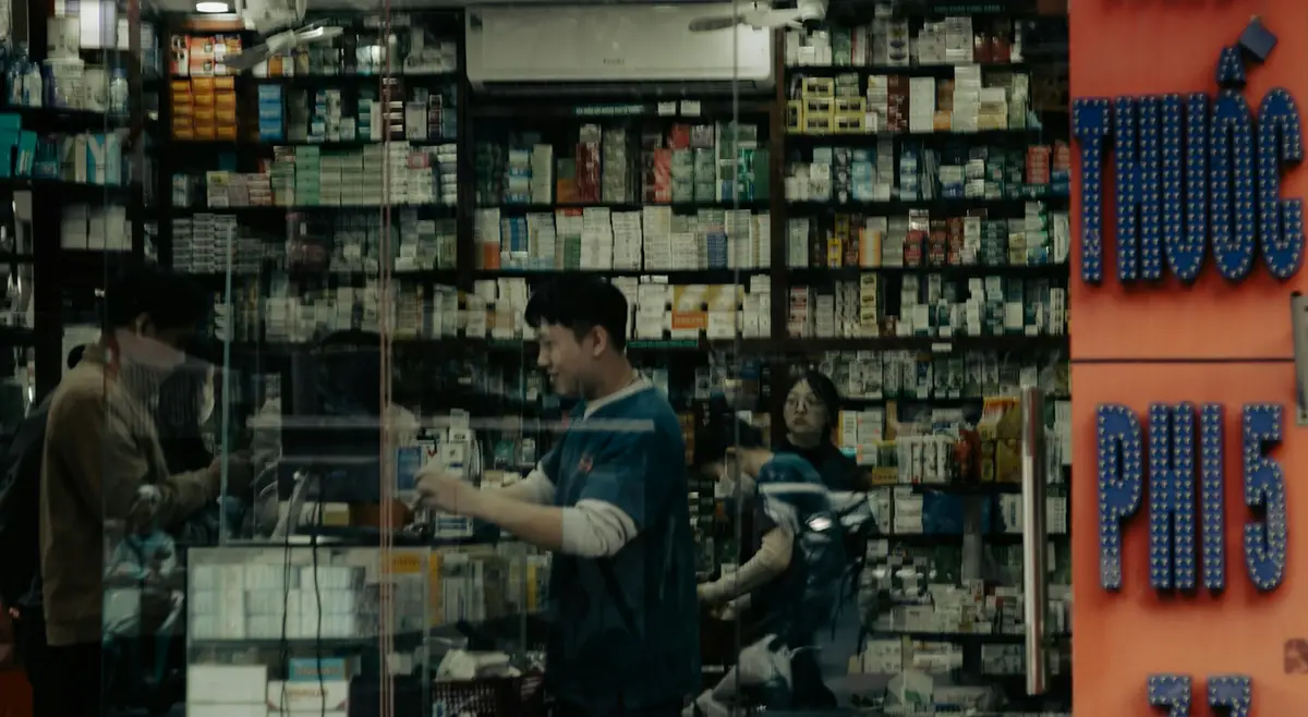 藥局櫃台後方陳列藥品架的場景