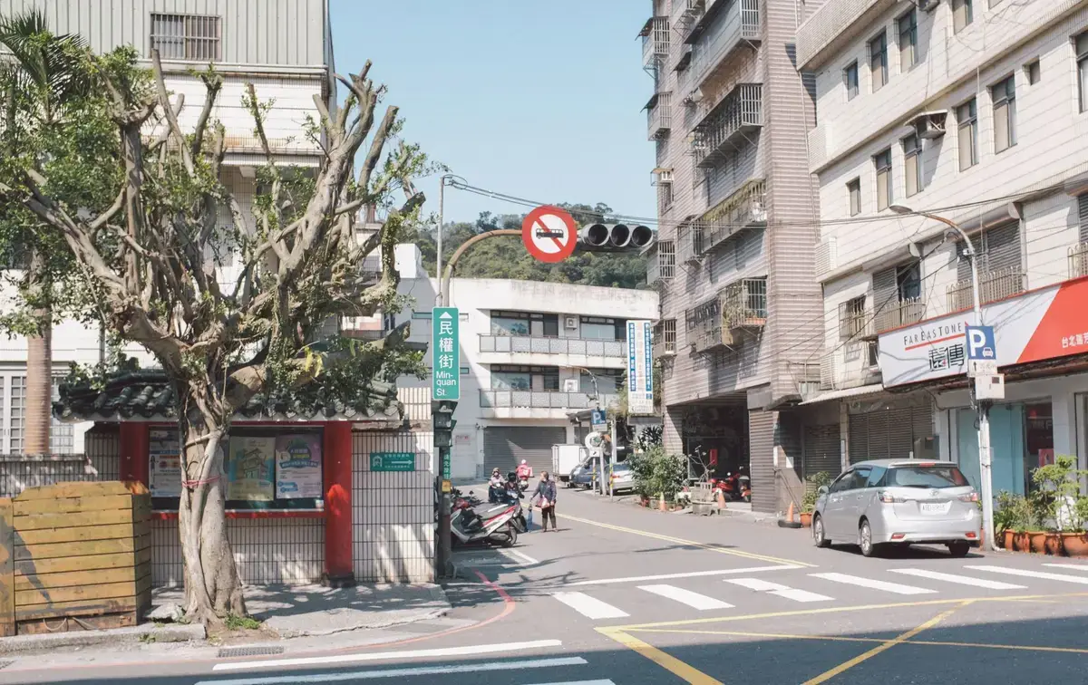台灣街道路邊停車格與停車收費標誌