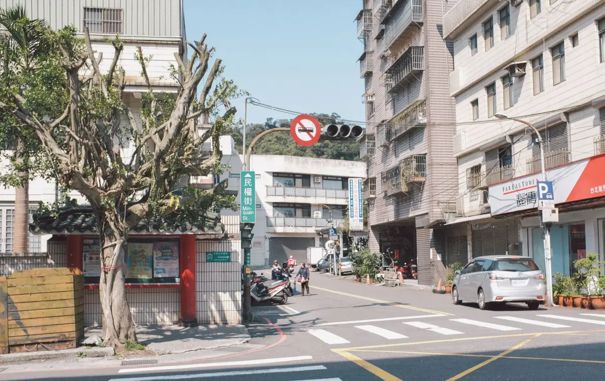 台灣街道路邊停車格與停車收費標誌