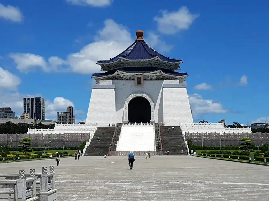 台灣市政服務窗口示意圖，呈現民眾洽公與便民服務情境