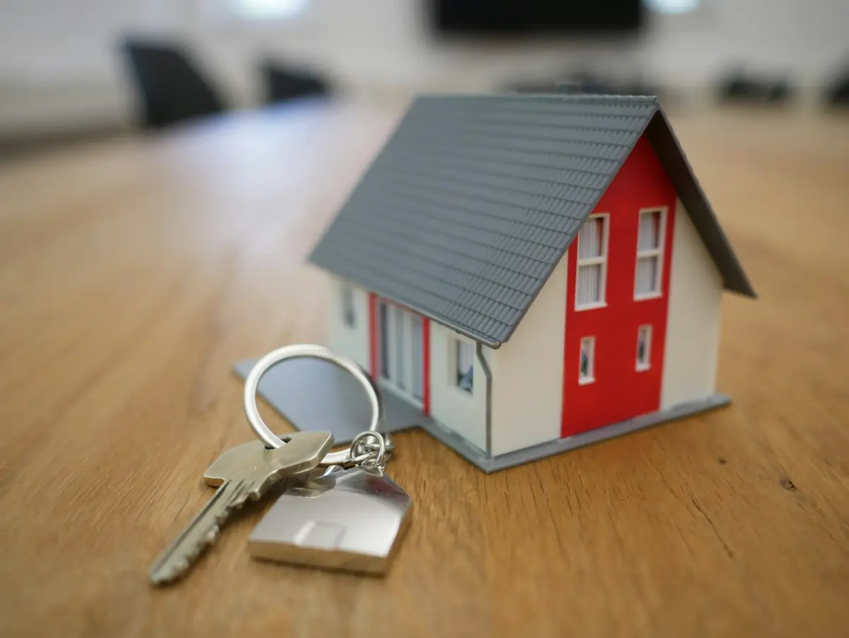 房屋鑰匙與貸款文件，示意住宅貸款利息補貼申請