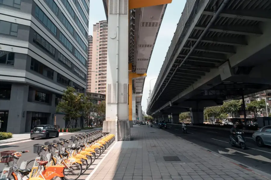 城市街道與公共交通場景，示意各地市政生活服務