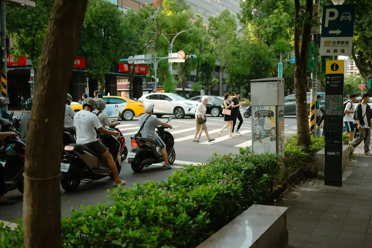 市區道路旁的停車情境，示意智慧停車與各地生活服務