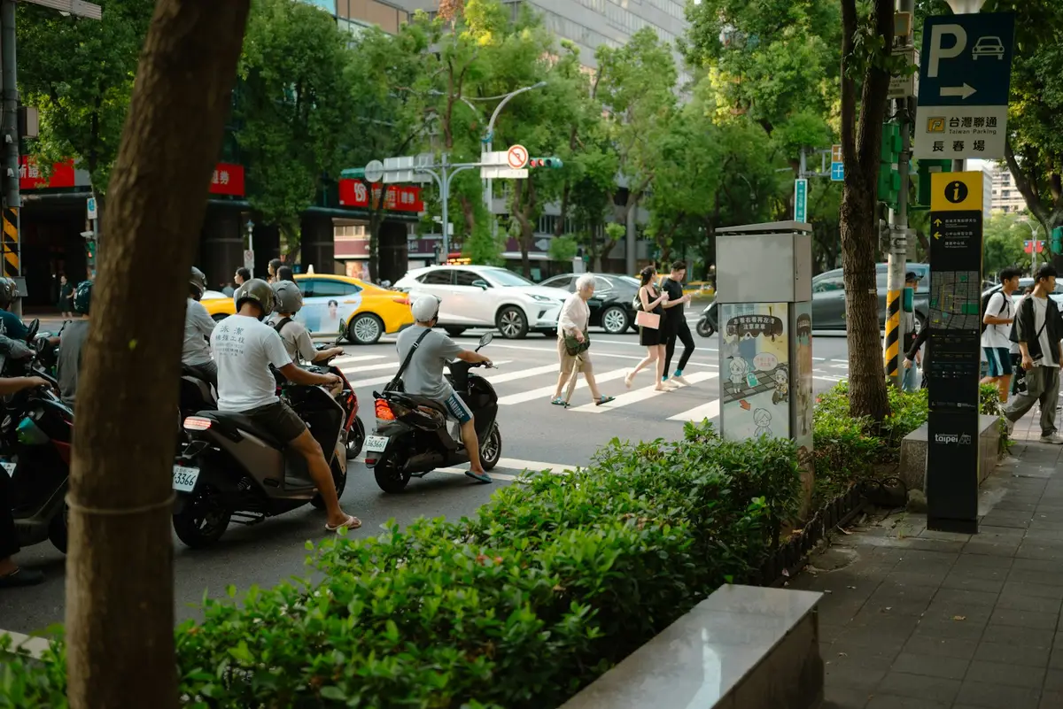 市區道路旁的停車情境，示意智慧停車與各地生活服務