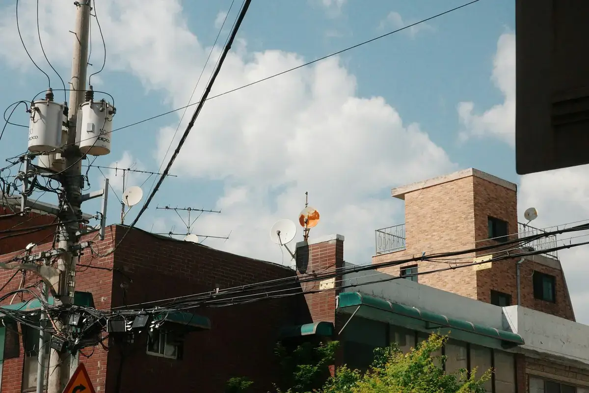 城市街道旁的電線桿與電力線路，示意計畫性停電與公共生活服務