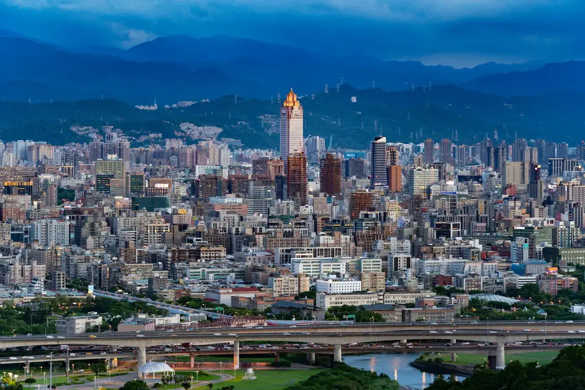 城市住宅與公共工程設施，示意化糞池改善及各地便民服務