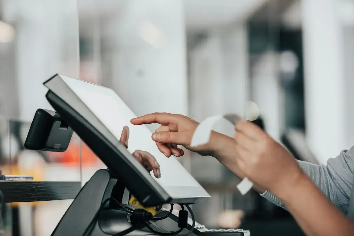 賣場自助結帳機台、商品條碼掃描器與收據的橫式情境畫面