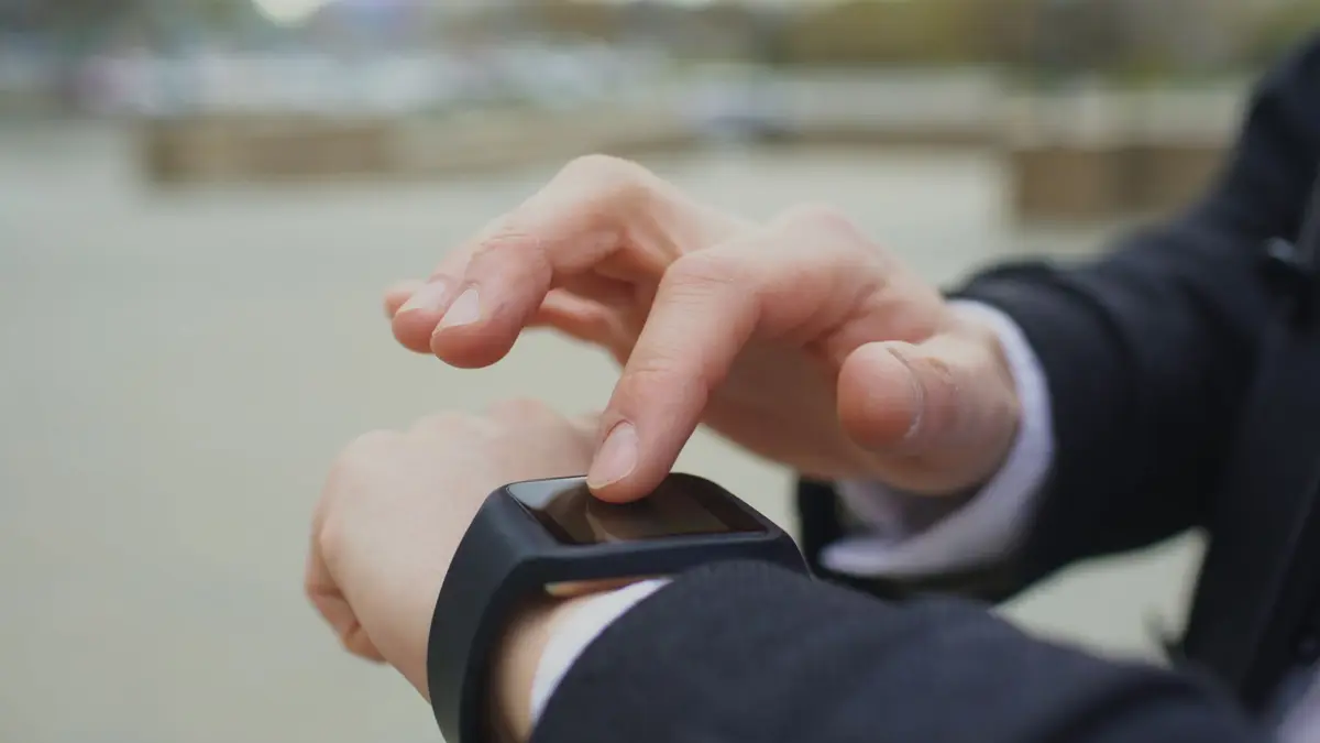 手腕上的智慧手錶特寫，象徵 Apple Pay 可在不同 Apple 裝置上綁定（示意圖）