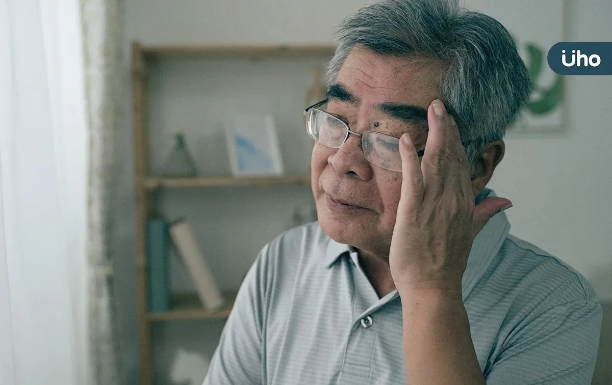 台灣家庭中長者與家人一起查看健康紀錄與行事曆