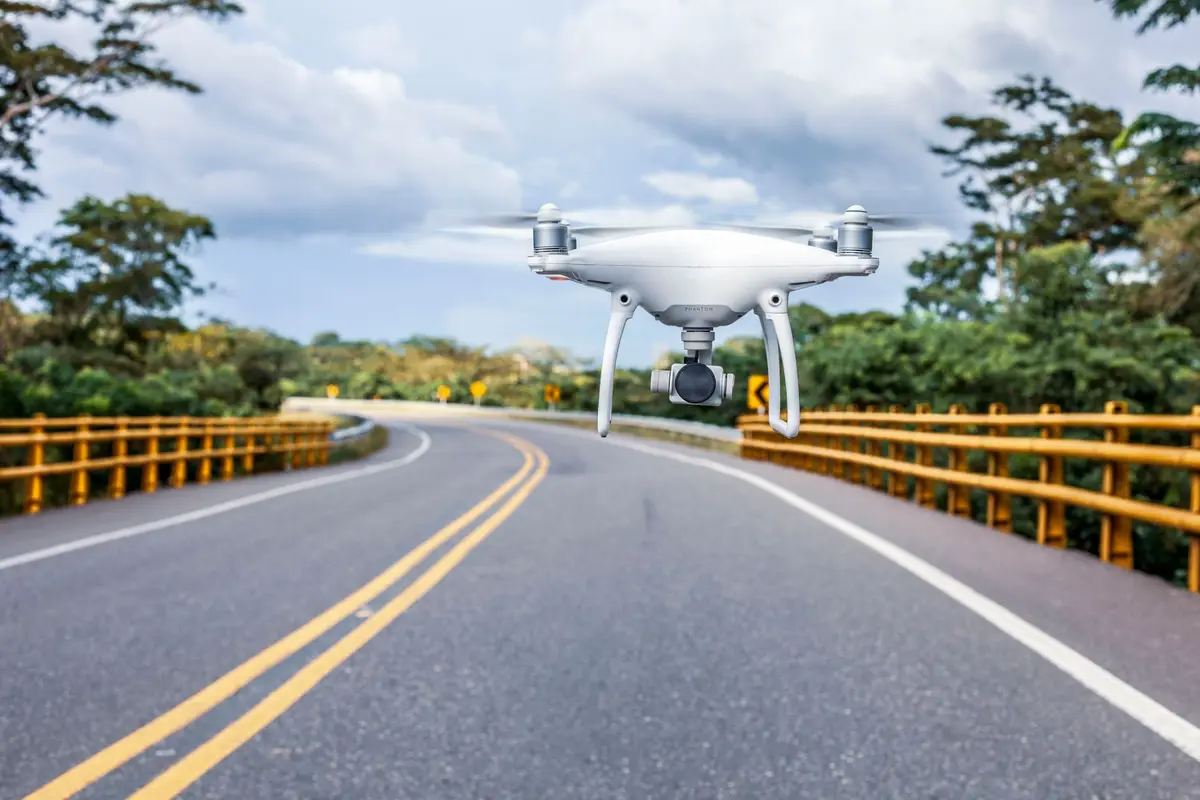 無人機在戶外道路與綠地上空飛行的安全示意圖（示意圖）