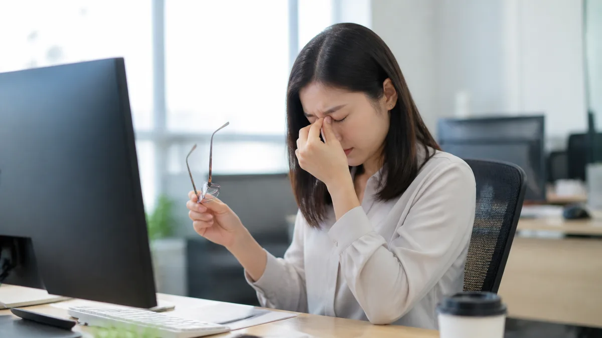上班族揉眼睛、螢幕前眼睛乾澀疲勞示意