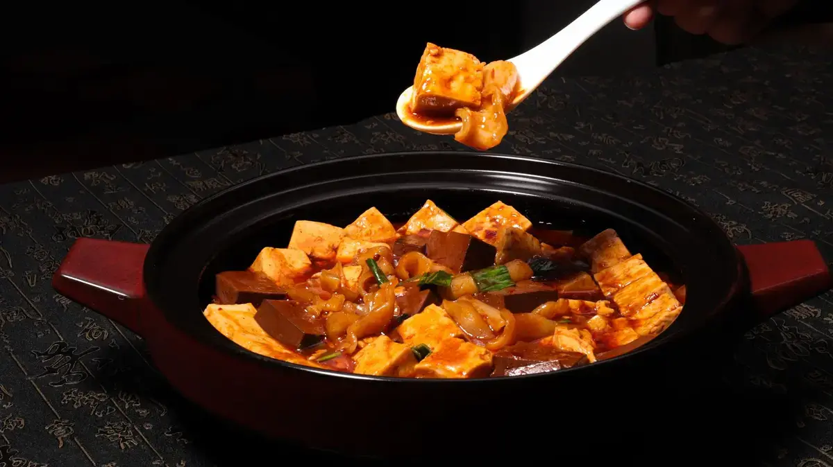 火鍋桌上的鴨血與湯底食材（示意圖）
