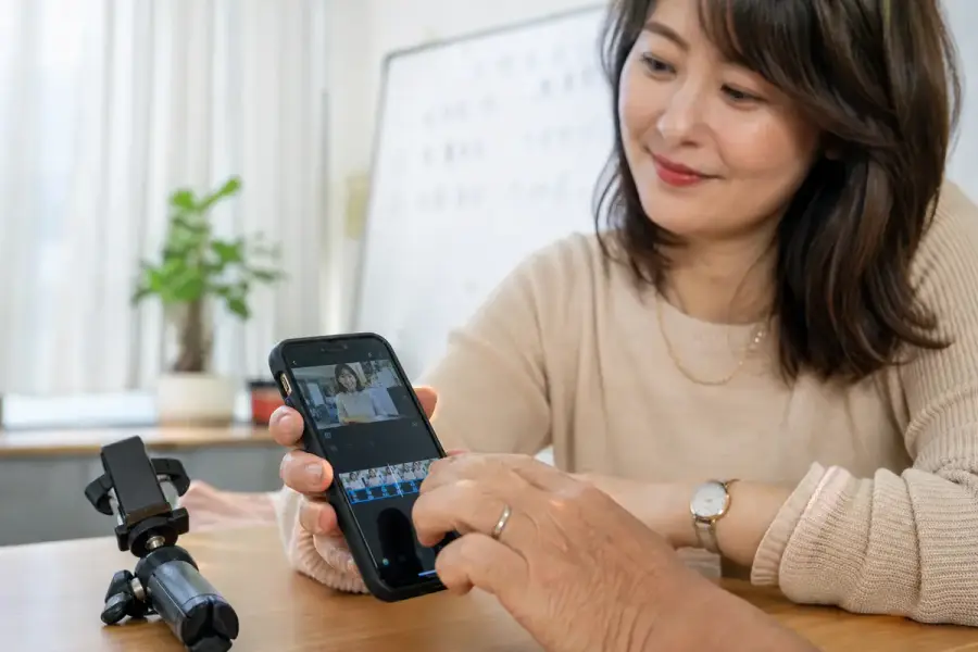 年長者手持智慧型手機操作社群媒體示意圖