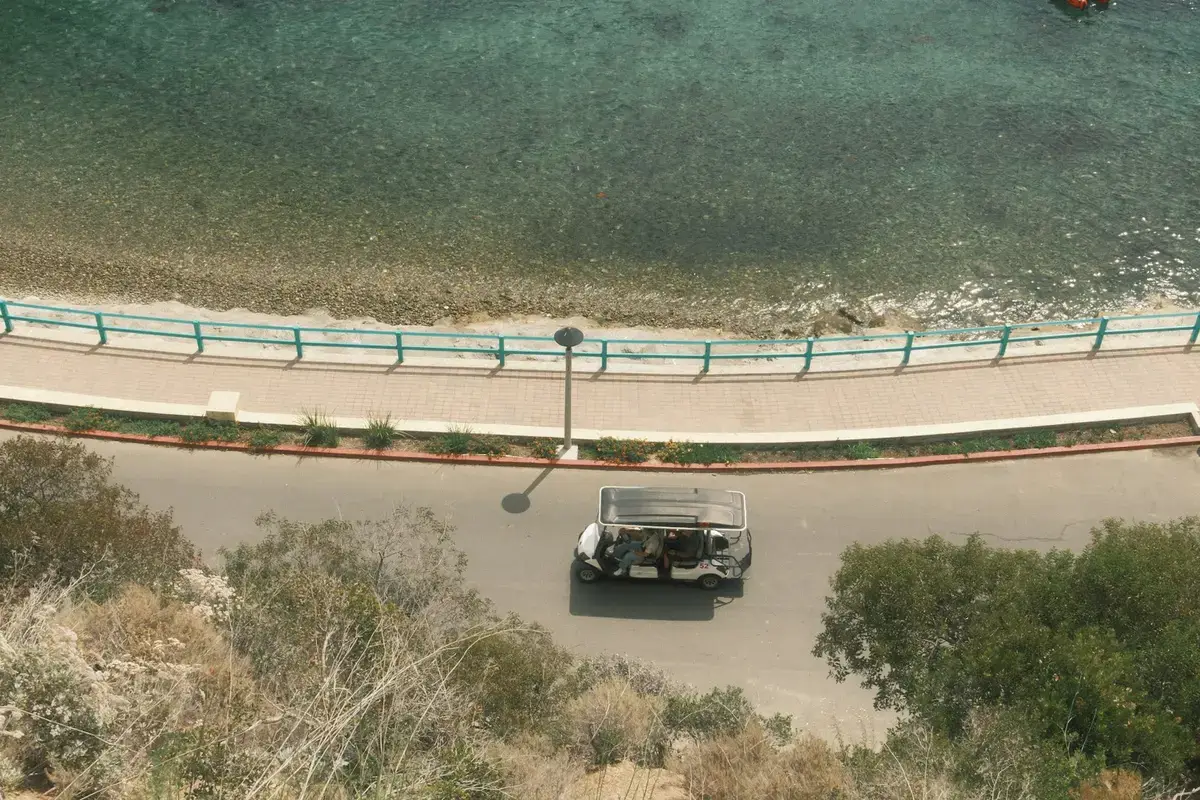 海岸道路旁的電動四輪觀光車示意圖