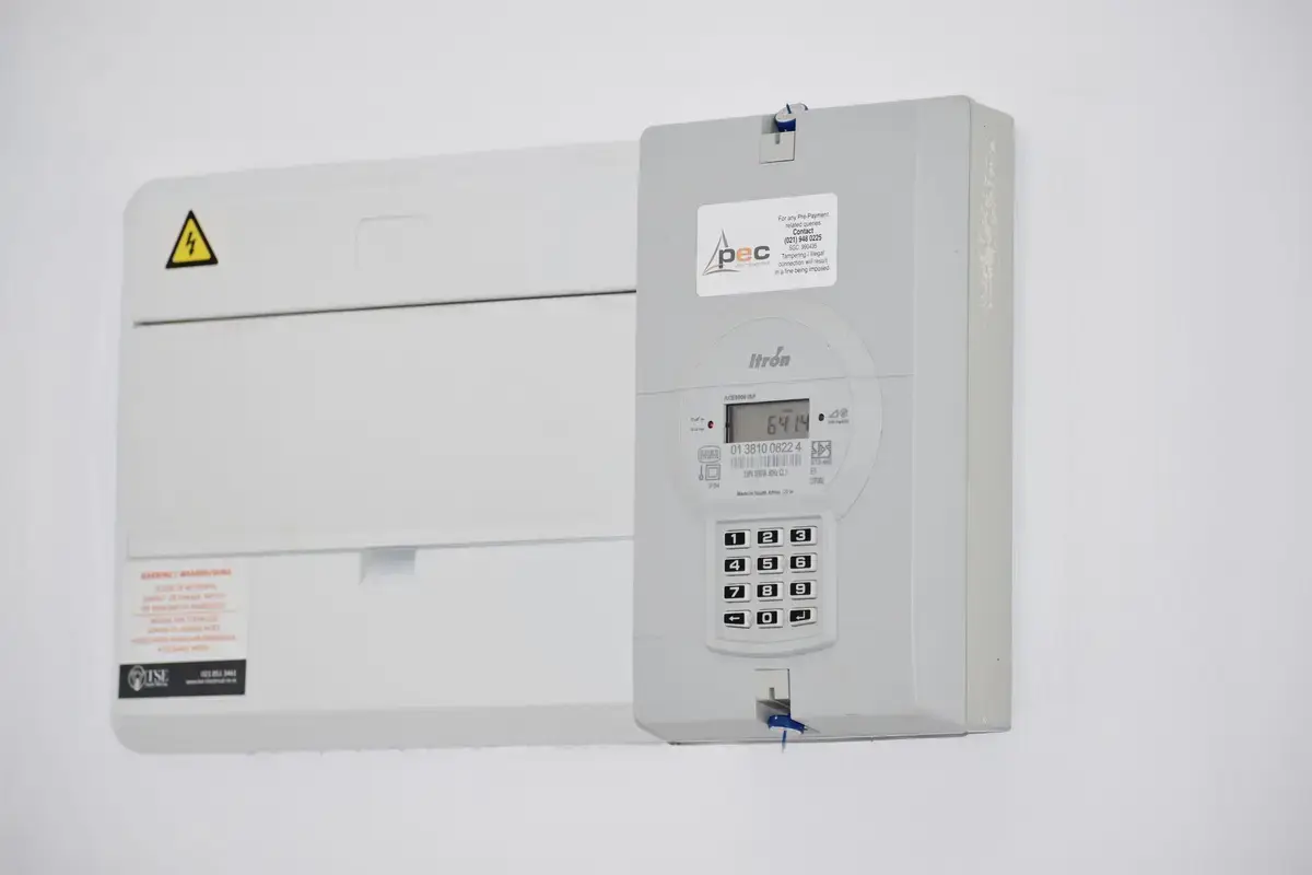 住家桌面上的電費帳單與電表查核情境示意圖