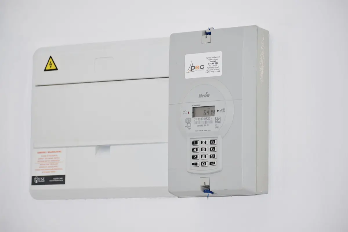 住家桌面上的電費帳單與電表查核情境示意圖