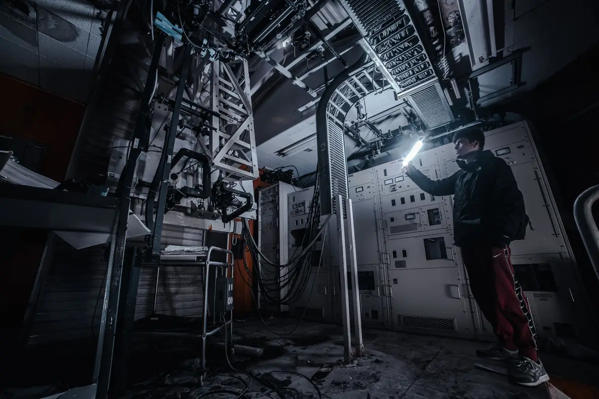 建築電梯與機電設備情境，象徵電梯回生電力節能應用（示意圖）