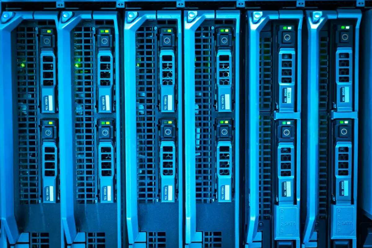 藍色伺服器機櫃象徵企業 AI 工具與雲端環境的資安風險