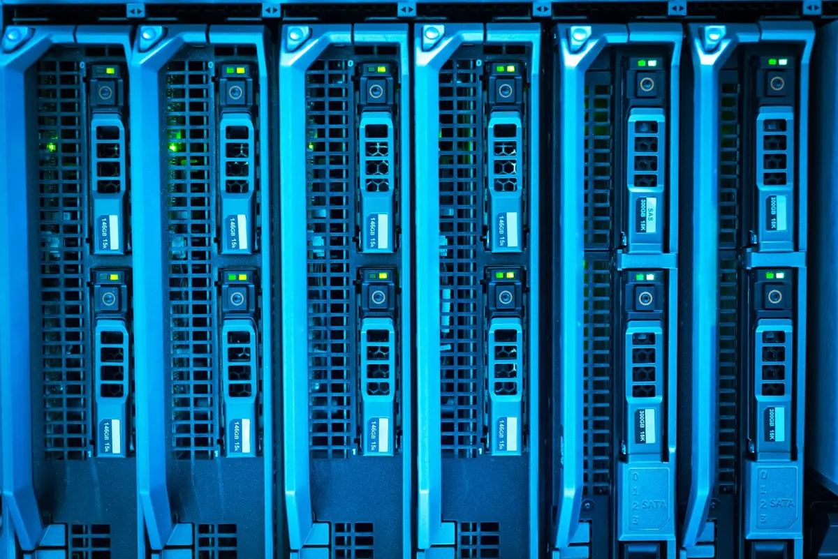 藍色伺服器機櫃象徵企業 AI 工具與雲端環境的資安風險