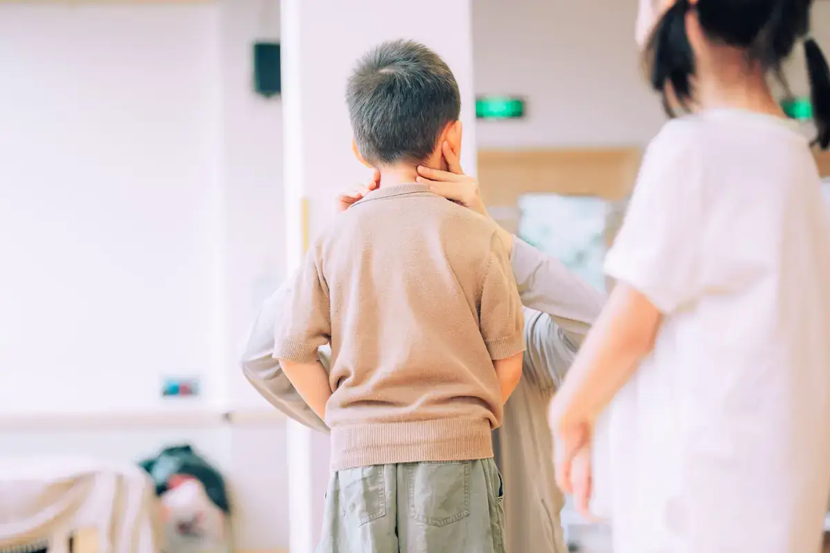 兒科診間陪伴幼兒就醫的情境照
